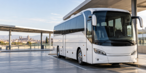 Autocar de transporte de viajeros en una terminal moderna.